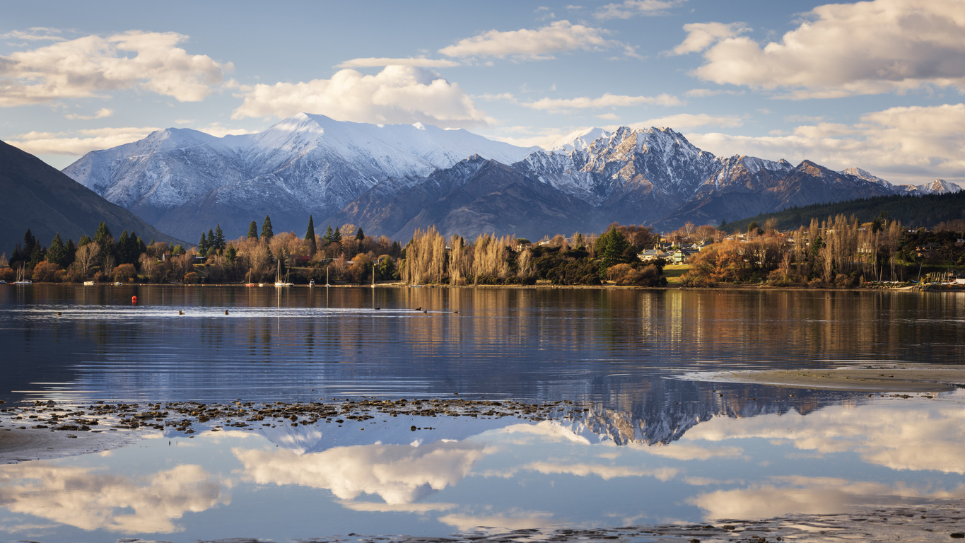 Wanaka mountains lake